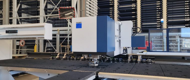 Stanzmaschine mit Anbindung an Hochregallager