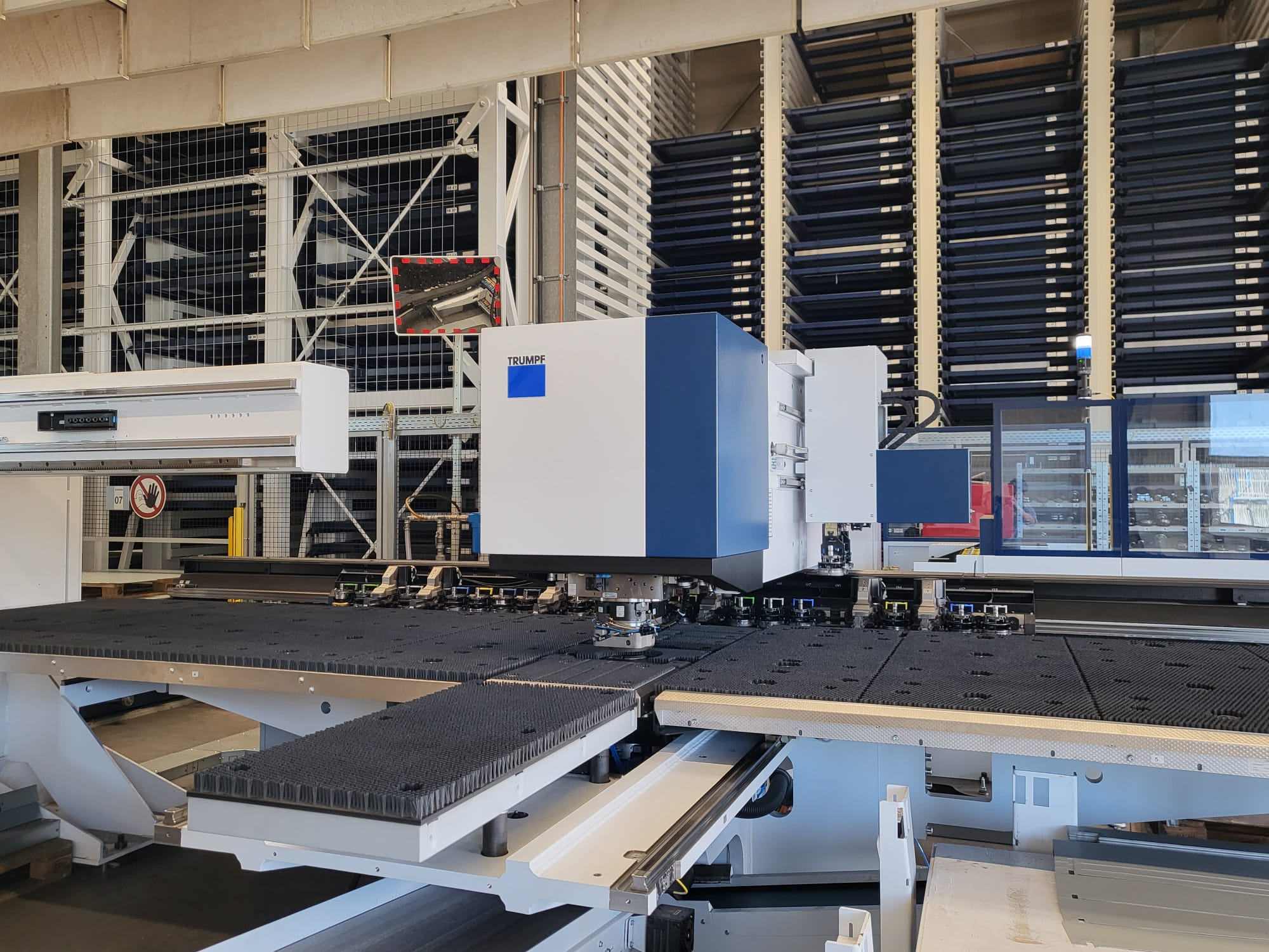 Stanzmaschine mit Anbindung an Hochregallager